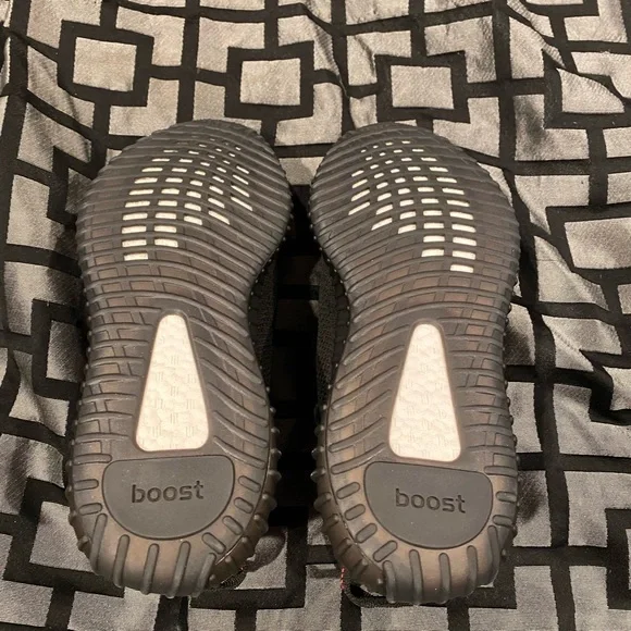 Size 11- adidas Yeezy Boost 350 V2 Bred 2017 - Picture 4 of 4